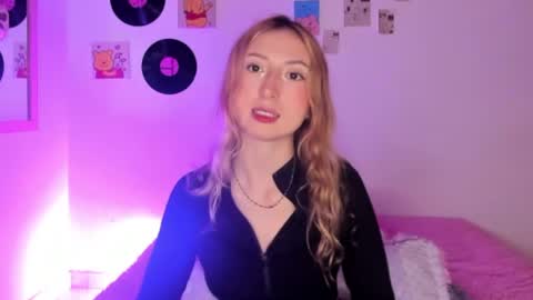 Snapshot of sophie_collins13 chatting on April 11, 2026, 7:13 am Sophie online show from April 11, 2026, 7:13 am