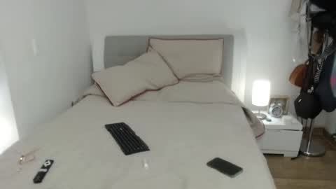 Sofa online show from September 15, 2025, 3:17 am