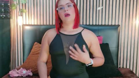 sophie_new25 online show from November 19, 2025, 7:03 pm