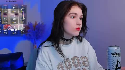 sophie_nomenal_ online show from November 23, 2025, 1:44 pm