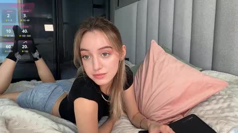 sophiebelll online show from October 5, 2025, 10:46 am