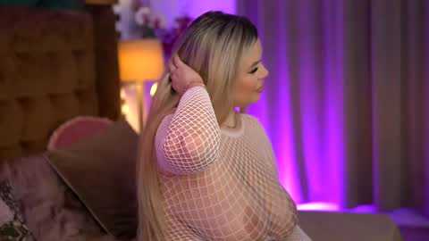 Snapshot of sophieboobsx chatting on May 27, 2026, 5:48 am Sophie online show from May 27, 2026, 5:48 am