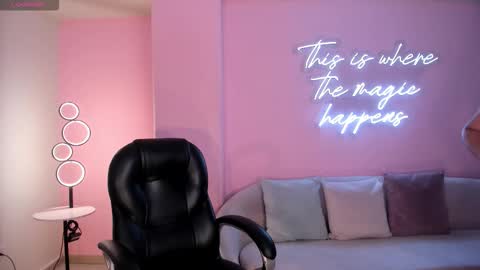 Sophie online show from February 24, 2026, 4:43 am