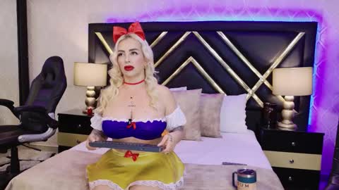 SophieWinslow online show from November 1, 2025, 1:57 pm