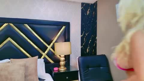 SophieWinslow online show from April 19, 2026, 12:04 pm