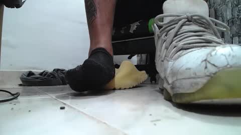 Snapshot of srfindomfeet_ chatting on April 25, 2026, 5:43 pm sr master cum its my old account online show from April 25, 2026, 5:43 pm