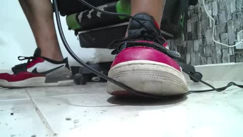 Snapshot of srfindomfeet_ chatting on April 27, 2026, 8:18 pm sr master cum its my old account online show from April 27, 2026, 8:18 pm