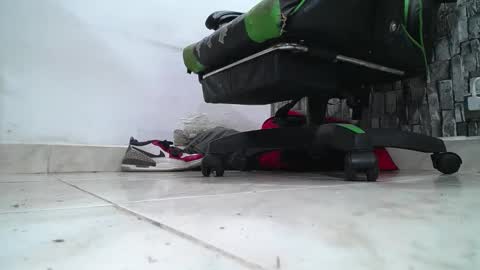 Snapshot of srfindomfeet_ chatting on April 29, 2026, 8:37 pm sr master cum its my old account online show from April 29, 2026, 8:37 pm