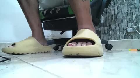 Snapshot of srfindomfeet_ chatting on May 1, 2026, 5:28 pm sr master cum its my old account online show from May 1, 2026, 5:28 pm