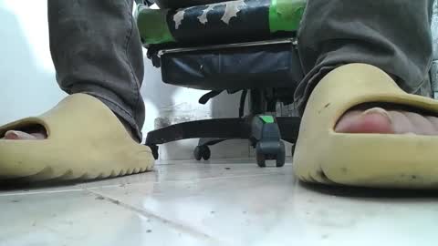 Snapshot of srfindomfeet_ chatting on May 6, 2026, 4:08 am sr master cum its my old account online show from May 6, 2026, 4:08 am
