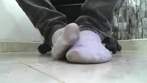 Snapshot of srfindomfeet_ chatting on May 8, 2026, 2:39 am sr master cum its my old account online show from May 8, 2026, 2:39 am