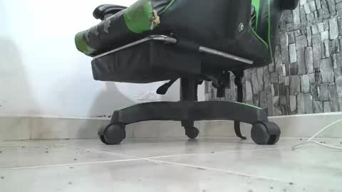 Snapshot of srfindomfeet_ chatting on May 15, 2026, 6:26 pm sr master cum its my old account online show from May 15, 2026, 6:26 pm