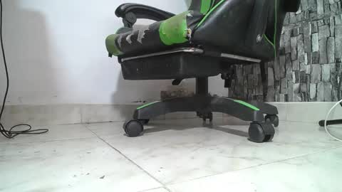 Snapshot of srfindomfeet_ chatting on June 5, 2026, 6:02 pm sr master cum its my old account online show from June 5, 2026, 6:02 pm