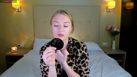 Snapshot of stacy_riiver chatting on November 14, 2025, 9:30 am Stacy Mon Tue Wed Thu Fri Sun GMT GMT 3 1000am - 0400pm online show from November 14, 2025, 9:30 am