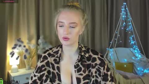 Snapshot of stacy_riiver chatting on November 22, 2025, 8:46 am Stacy Mon Tue Wed Thu Fri Sun GMT GMT 3 1000am - 0400pm online show from November 22, 2025, 8:46 am