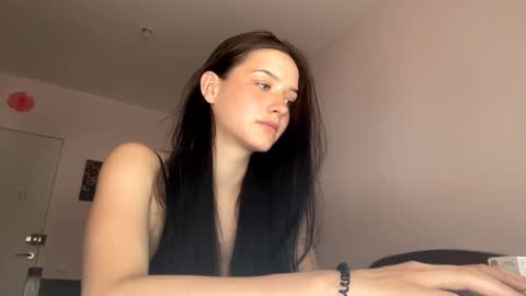 Lola online show from June 9, 2026, 9:32 am