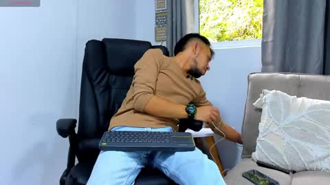 Snapshot of stebansilv_ chatting on May 16, 2026, 12:59 pm Steban online show from May 16, 2026, 12:59 pm