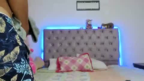 stefany_andruw online show from October 14, 2025, 2:07 pm