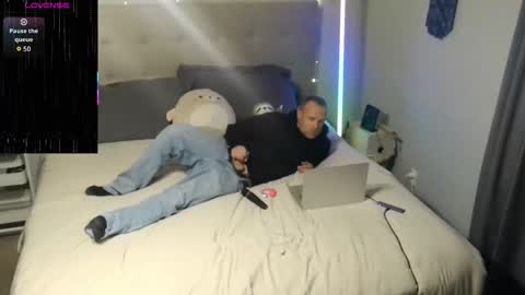 Stella and Mojo online show from November 11, 2025, 9:48 pm