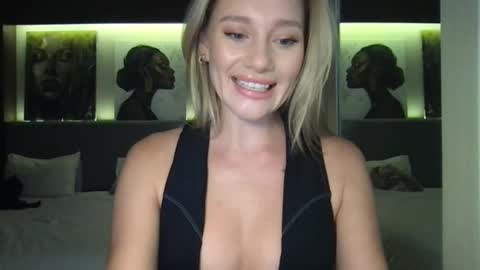 Stella online show from October 4, 2025, 1:53 pm