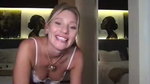 Stella online show from October 22, 2025, 4:18 pm