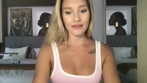 Stella online show from November 3, 2025, 2:13 am