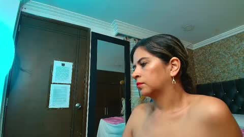 Estella online show from September 13, 2025, 8:52 pm