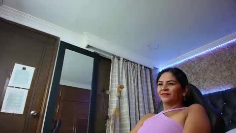 Estella online show from October 9, 2025, 9:57 pm