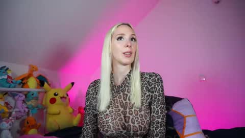 StellaCinderella online show from October 19, 2025, 1:23 pm