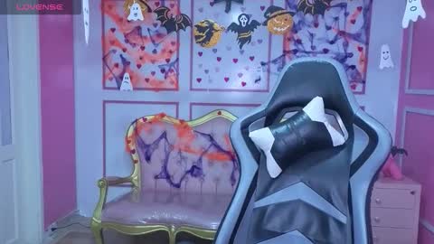 Stephania online show from October 31, 2025, 1:01 pm