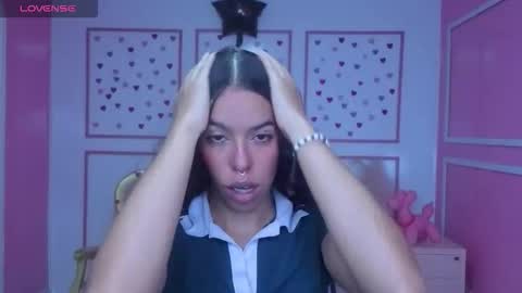 Stephania online show from November 4, 2025, 12:37 pm