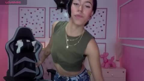 Stephania online show from December 3, 2025, 12:47 pm