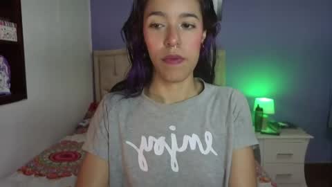 Stephania online show from April 22, 2026, 3:35 pm