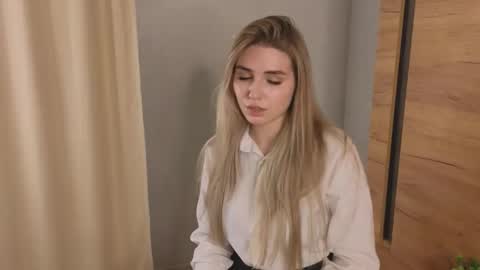 Luna online show from November 20, 2025, 3:12 pm