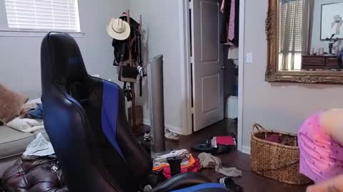 str8whiteboy21 online show from September 12, 2025, 4:29 pm