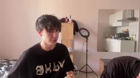 Snapshot of stralght_twinks chatting on May 9, 2026, 8:41 am Ray online show from May 9, 2026, 8:41 am