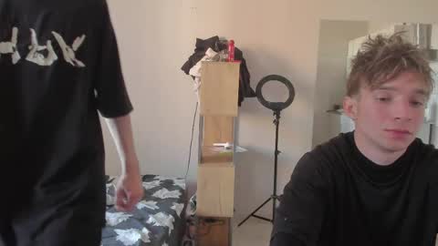 Snapshot of stralght_twinks chatting on June 2, 2026, 4:47 am Ray online show from June 2, 2026, 4:47 am