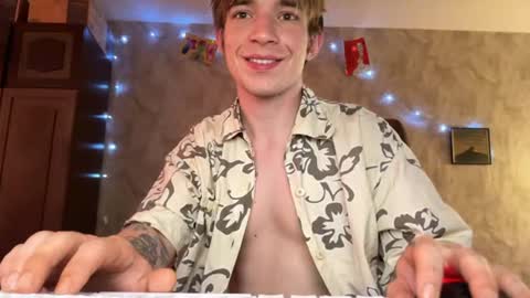 Snapshot of stralght_twinks chatting on July 14, 2026, 10:21 am Ray online show from July 14, 2026, 10:21 am