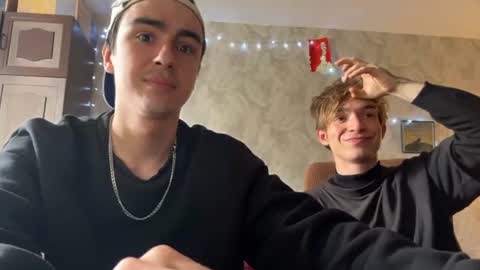 Snapshot of stralght_twinks chatting on August 2, 2026, 10:57 am Ray online show from August 2, 2026, 10:57 am