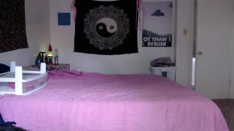 Strawberrylotsacake online show from April 13, 2026, 1:05 pm