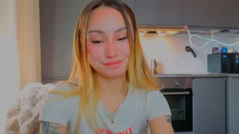 Snapshot of strawberrypie99 chatting on May 9, 2026, 12:32 pm Tati and Lola online show from May 9, 2026, 12:32 pm