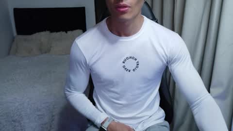 stylish man online show from May 17, 2026, 9:22 pm