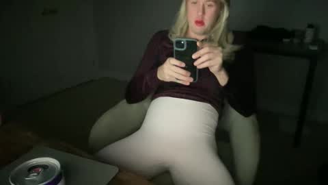 Snapshot of submiss14 chatting on June 4, 2026, 6:41 am Sissy Isabella online show from June 4, 2026, 6:41 am