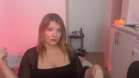 Snapshot of submissivescarletxo chatting on June 7, 2026, 8:01 pm Scarlet online show from June 7, 2026, 8:01 pm