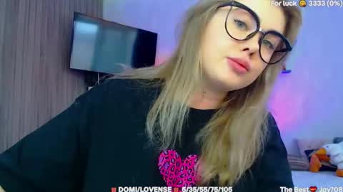 suchcute_ online show from March 6, 2026, 2:41 am