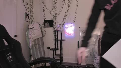 Ella online show from May 25, 2026, 3:56 am