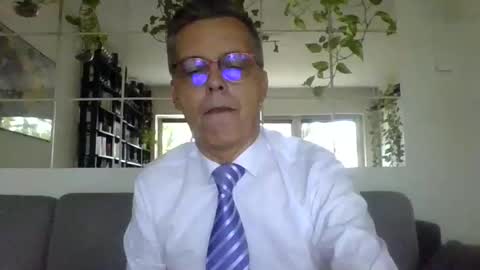 Snapshot of suit_elegant chatting on September 13, 2025, 3:23 pm Suit tie horny online show from September 13, 2025, 3:23 pm