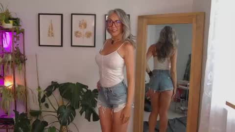 Snapshot of sunnie_dayz chatting on July 24, 2026, 9:02 pm Hi Im Sunnie - Next show Friday August 1 online show from July 24, 2026, 9:02 pm