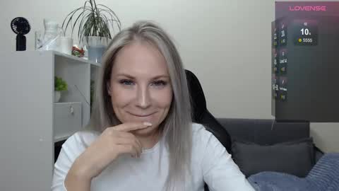 Snapshot of sunny_bunny6 chatting on January 20, 2025, 6:32 pm Naomi online show from January 20, 2025, 6:32 pm