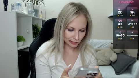 Snapshot of sunny_bunny6 chatting on October 17, 2025, 2:48 am Naomi online show from October 17, 2025, 2:48 am